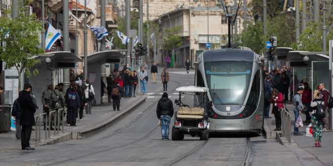 Pessoas paradas na rua Jaffa no centro de Jerusalém enquando uma sirene de dois minutos soava por toda Israel para marcar o Dia em Memória ao Holocausto em 16 de Abril de 2015.