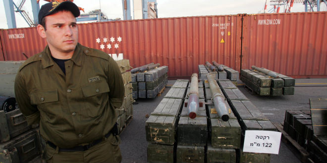 Oficial da IDF perto de mísseis capturados por Israel num navio perdo do Chipre em 4 de Novembro de 2009 que estava carregando centenas de toneladas de armas do Irã para as guerrilhas do Hezbollah, sendo o maior carregamento de armas que Israel já apreendeu.